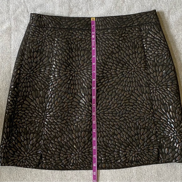 LOFT embossed pattern black shiny skirt size 8 - Picture 2 of 16